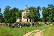Церковь Троицы Живоначальной в Никольском на Лапушке